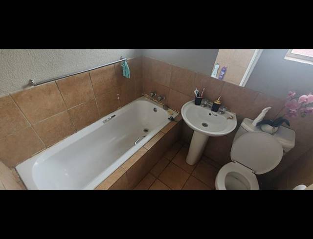 2 BEDROOM HOUSE FOR SALE IN PHILIP NEL PARK